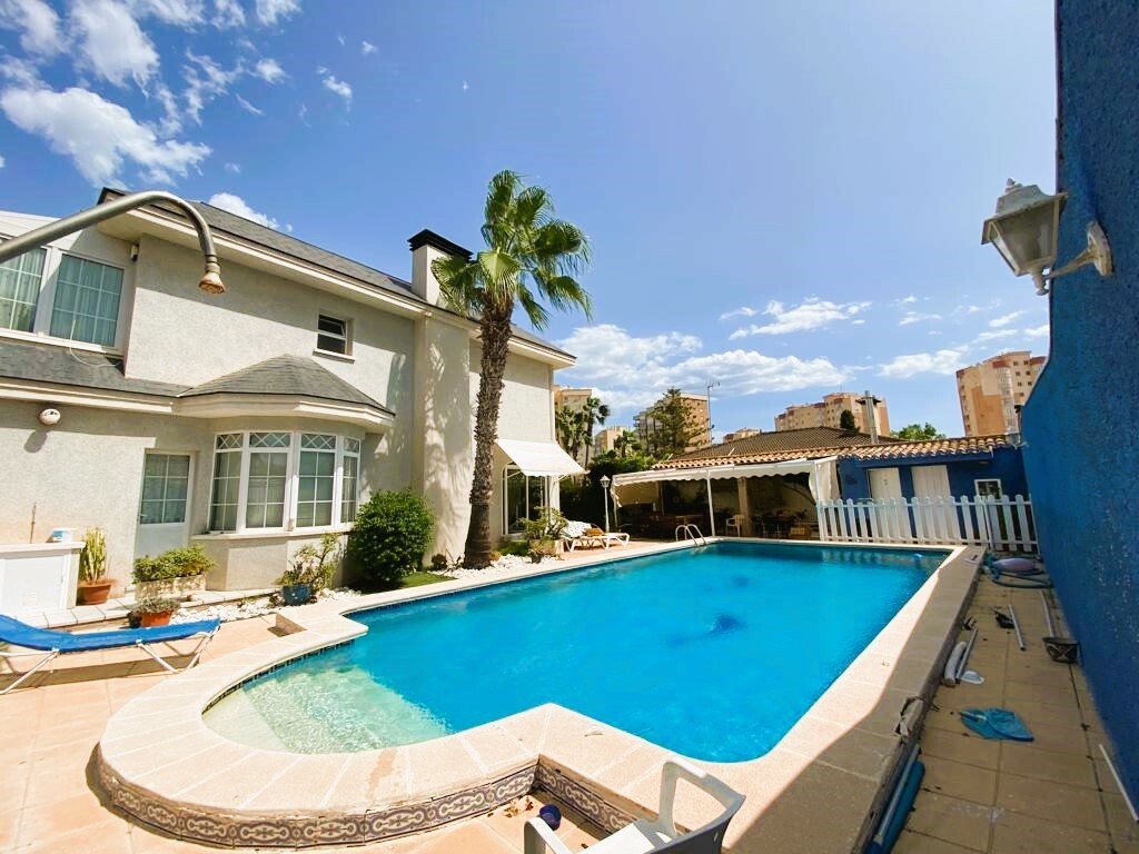 Campoamor: Introducing a two-story villa with a large plot of land in the city of Dehesa de Campoamor.This is a resort town on the coast at the southernmost poin 