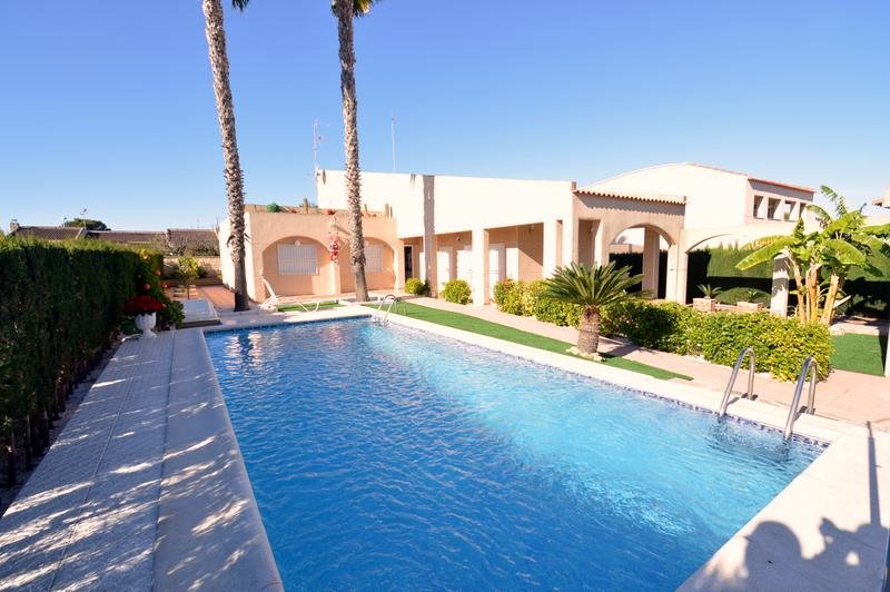 Torrevieja: For sale a separate villa in the urbanization Los Balcones de Torrevieja.The house with an area of 275 sq. m. has three bedrooms with large built-in w 