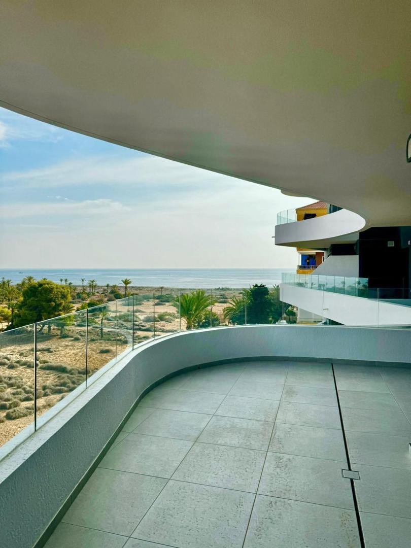 We present a bright spacious apartment in the city of Torrevieja, Punta Prima area, just 300 meters from the sea. Torrevieja is a popular Spanish reso