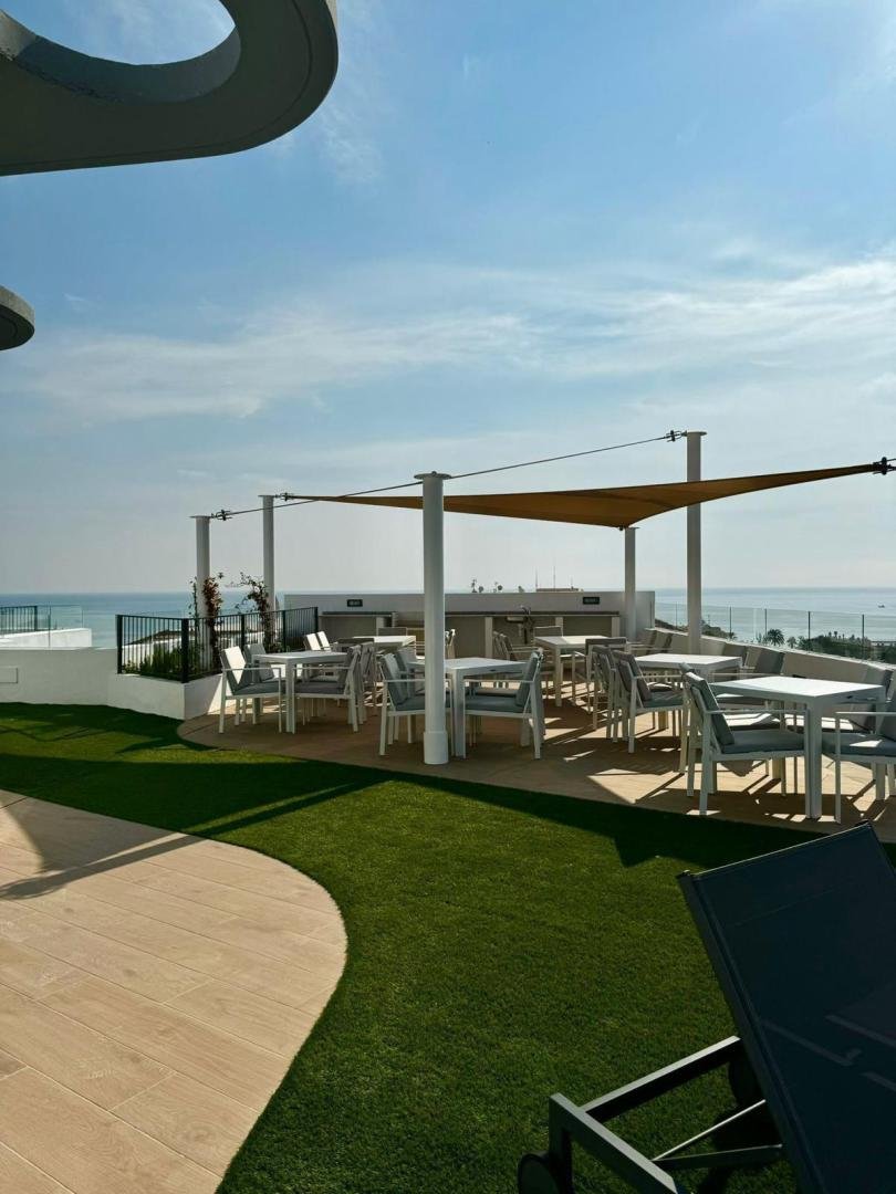 We present a bright spacious apartment in the city of Torrevieja, Punta Prima area, just 300 meters from the sea. Torrevieja is a popular Spanish reso