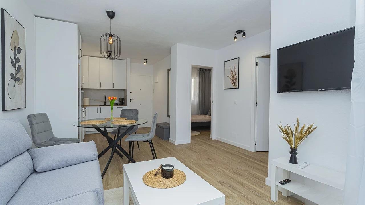 Torrevieja: We present an apartment in the city of Torrevieja, La Mata district. The 64 sq. m. apartment consists of:two bedrooms,one bathroom,open kitchen,living 