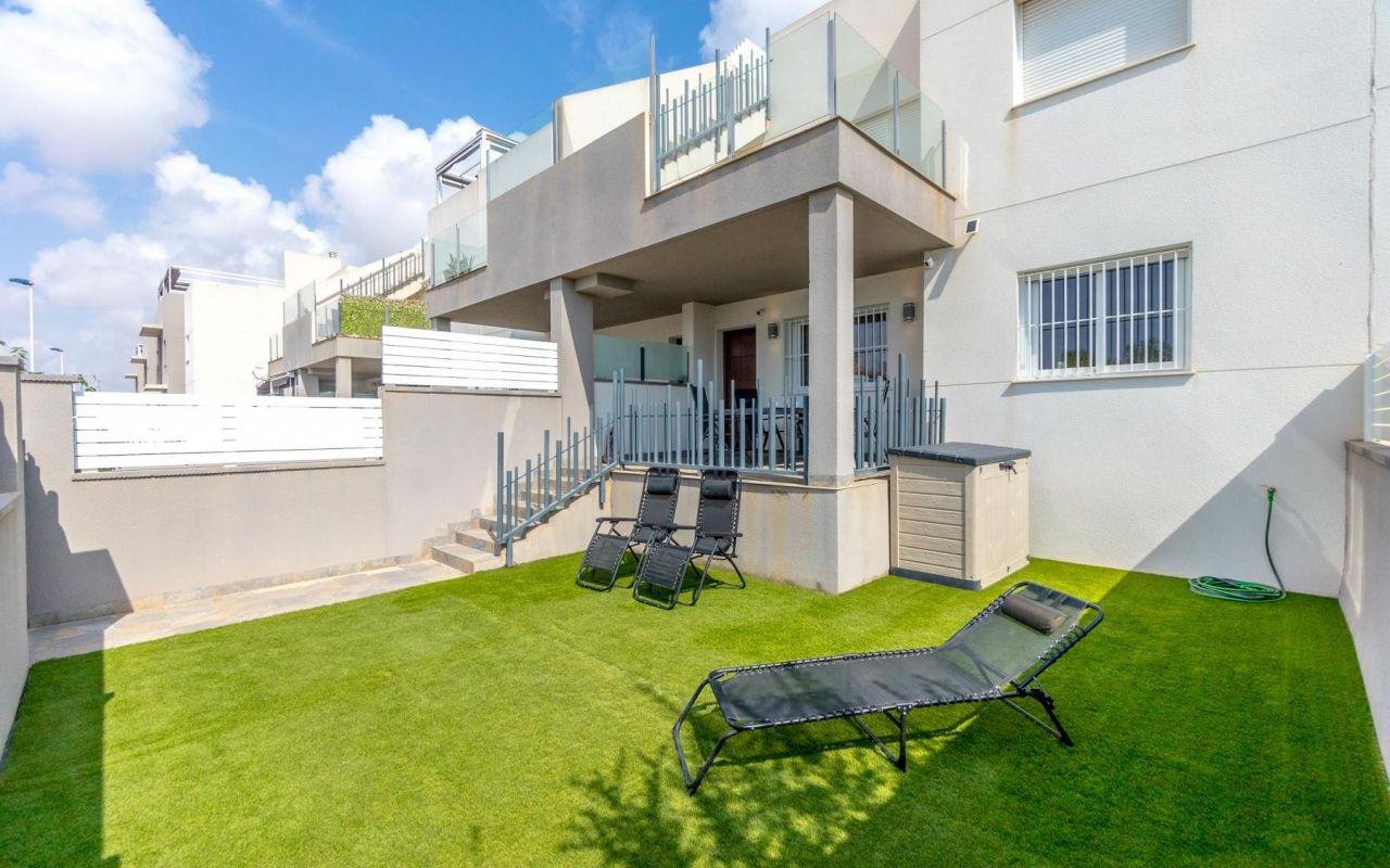 Torrevieja: We present a bungalow in a residential complex in the city of Torrevieja.The bungalow on the ground floor, with a total area of 80 m2, consists of two 