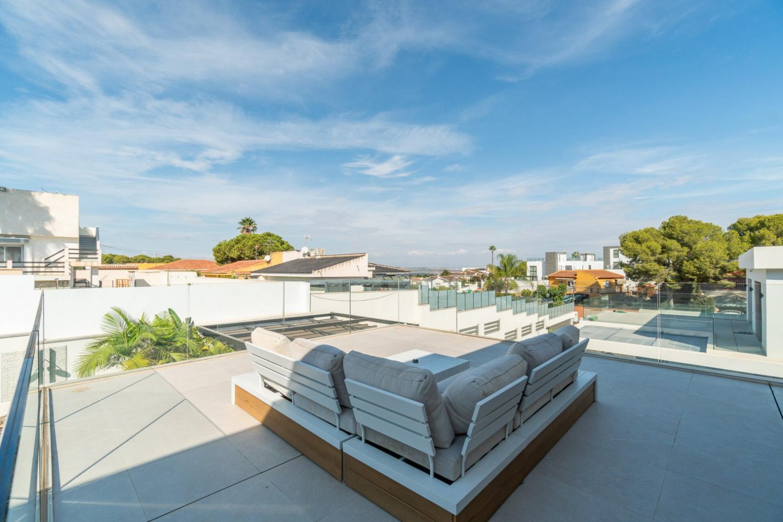 Comfortable villa for sale in the popular Los Balcones area in the city of Torrevieja.This modern villa with an area of 127 m2 and a plot of 412 m2 of
