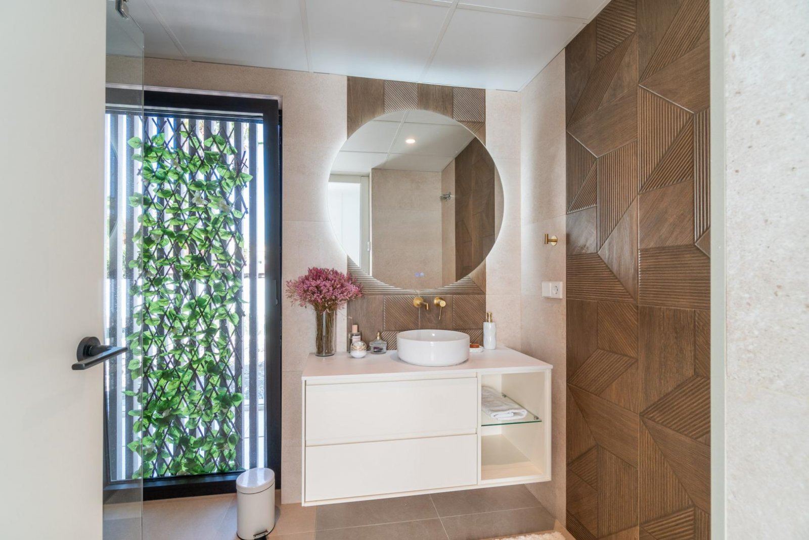 Comfortable villa for sale in the popular Los Balcones area in the city of Torrevieja.This modern villa with an area of 127 m2 and a plot of 412 m2 of