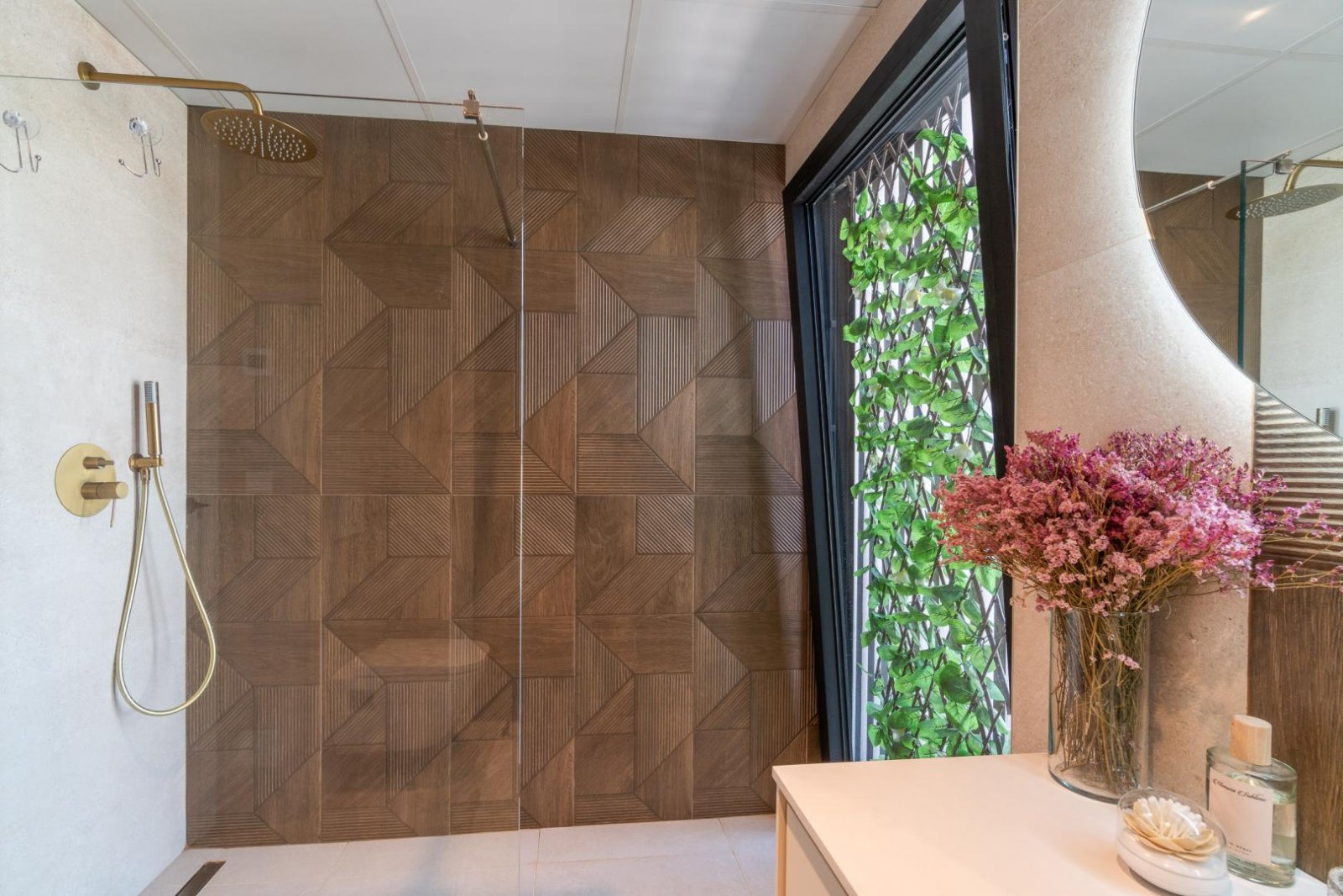 Comfortable villa for sale in the popular Los Balcones area in the city of Torrevieja.This modern villa with an area of 127 m2 and a plot of 412 m2 of