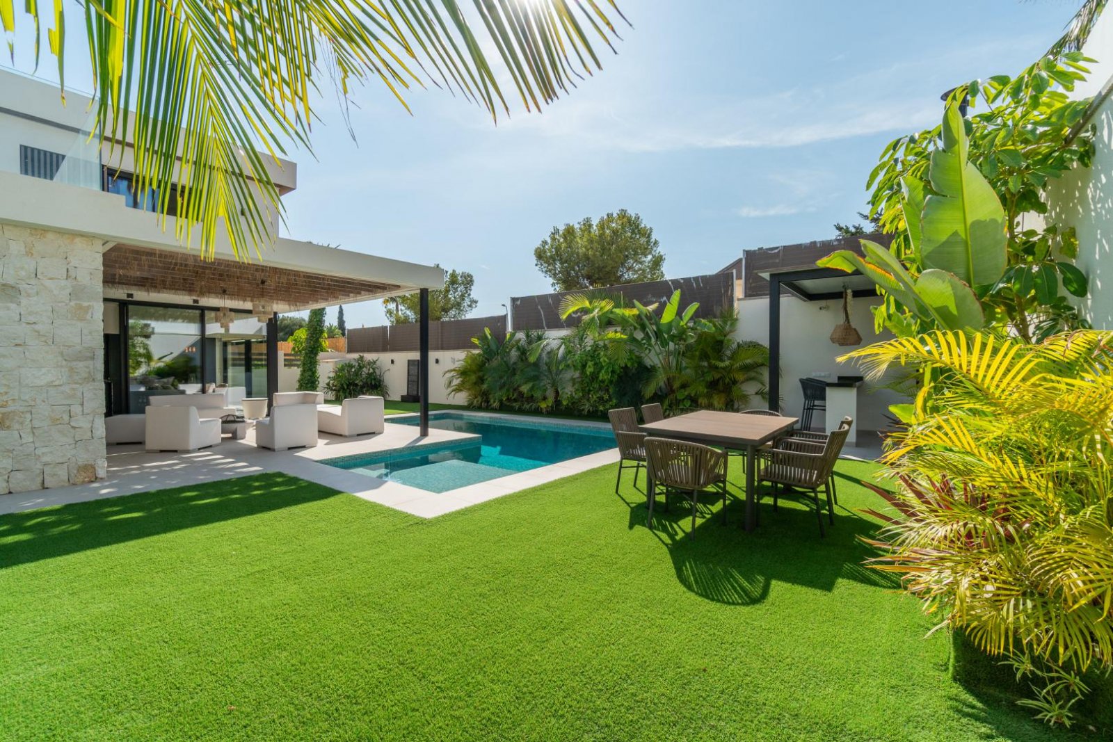 Comfortable villa for sale in the popular Los Balcones area in the city of Torrevieja.This modern villa with an area of 127 m2 and a plot of 412 m2 of