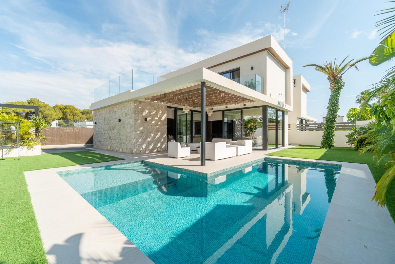 Comfortable villa for sale in the popular Los Balcones area in the city of Torrevieja.This modern villa with an area of 127 m2 and a plot of 412 m2 of