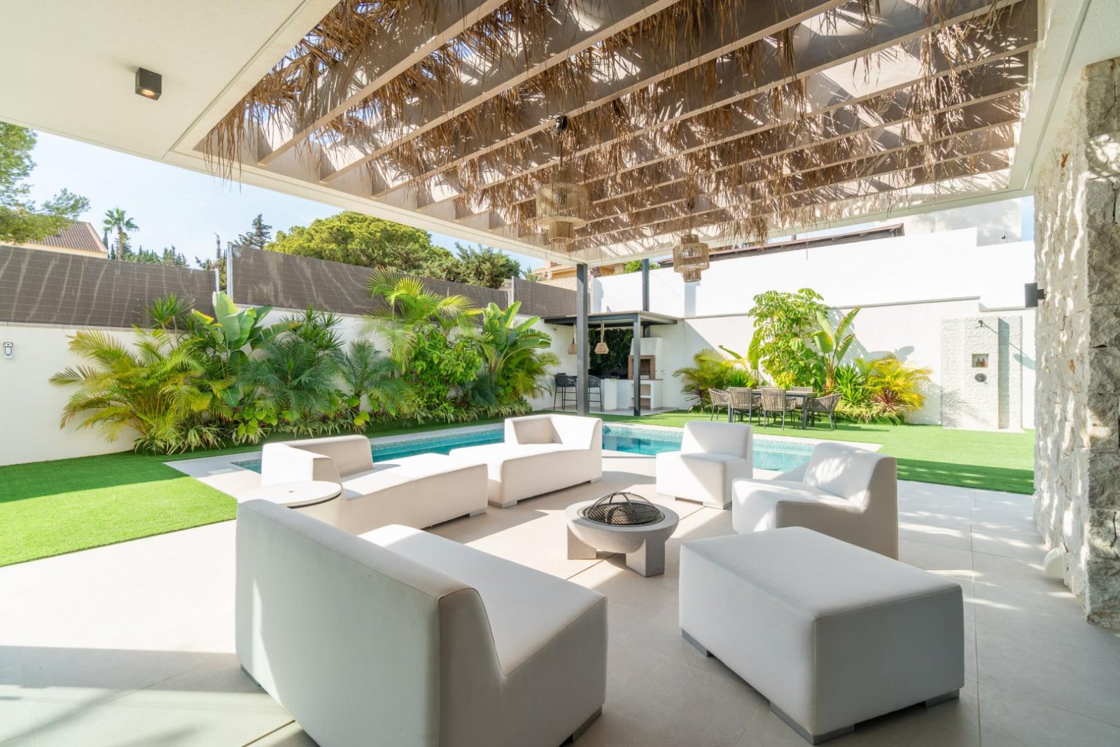 Comfortable villa for sale in the popular Los Balcones area in the city of Torrevieja.This modern villa with an area of 127 m2 and a plot of 412 m2 of