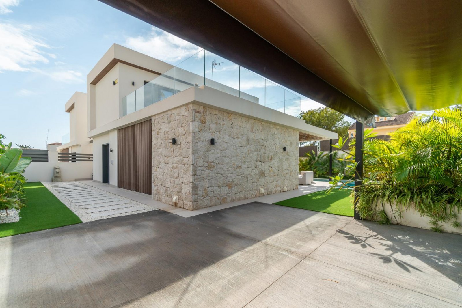 Comfortable villa for sale in the popular Los Balcones area in the city of Torrevieja.This modern villa with an area of 127 m2 and a plot of 412 m2 of