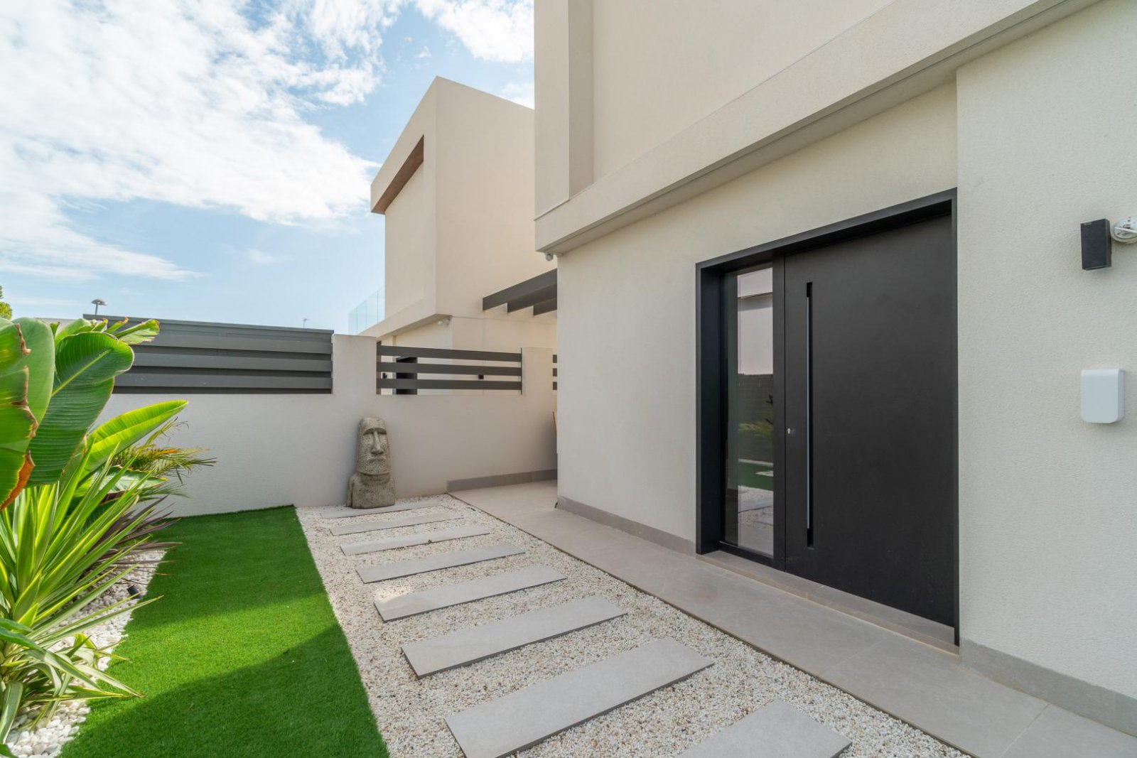 Comfortable villa for sale in the popular Los Balcones area in the city of Torrevieja.This modern villa with an area of 127 m2 and a plot of 412 m2 of