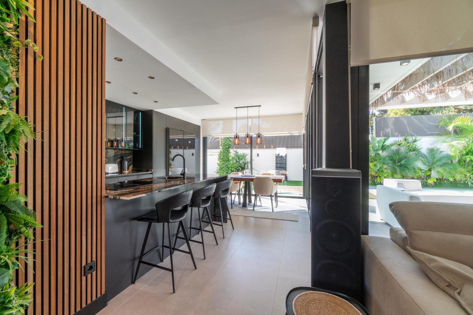 Comfortable villa for sale in the popular Los Balcones area in the city of Torrevieja.This modern villa with an area of 127 m2 and a plot of 412 m2 of