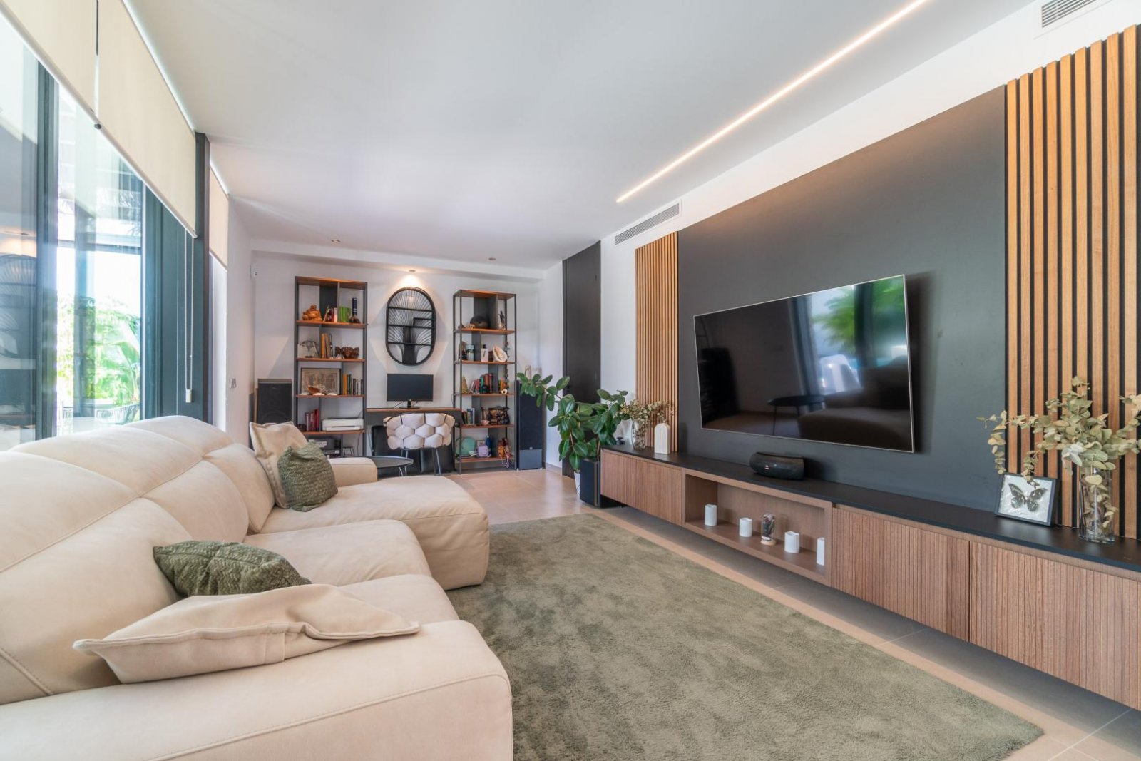 Comfortable villa for sale in the popular Los Balcones area in the city of Torrevieja.This modern villa with an area of 127 m2 and a plot of 412 m2 of