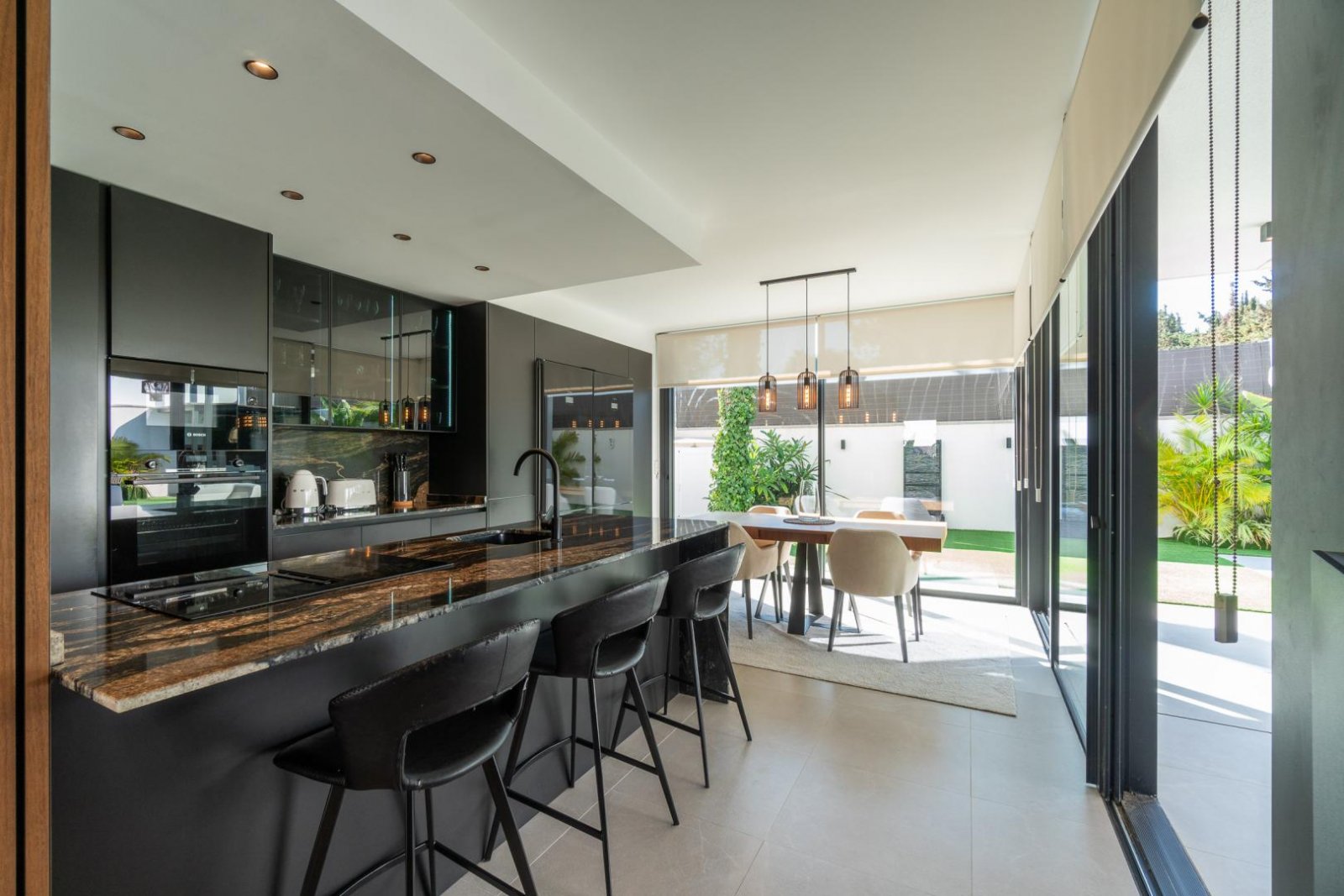 Comfortable villa for sale in the popular Los Balcones area in the city of Torrevieja.This modern villa with an area of 127 m2 and a plot of 412 m2 of