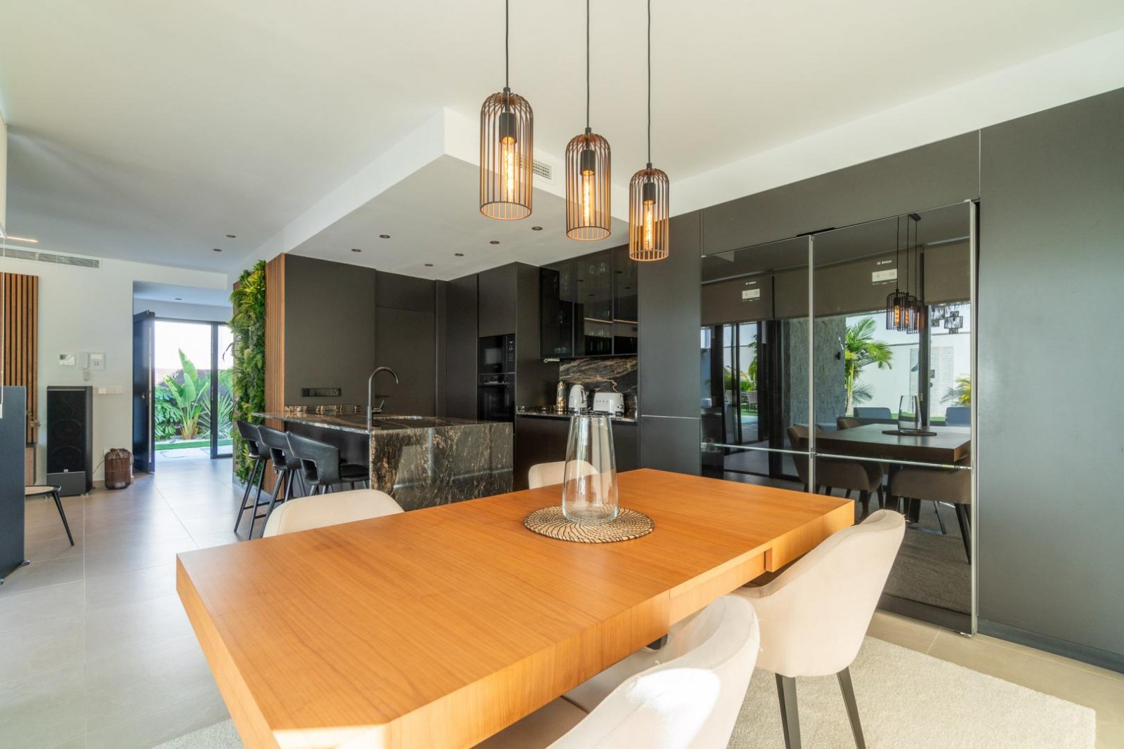 Comfortable villa for sale in the popular Los Balcones area in the city of Torrevieja.This modern villa with an area of 127 m2 and a plot of 412 m2 of