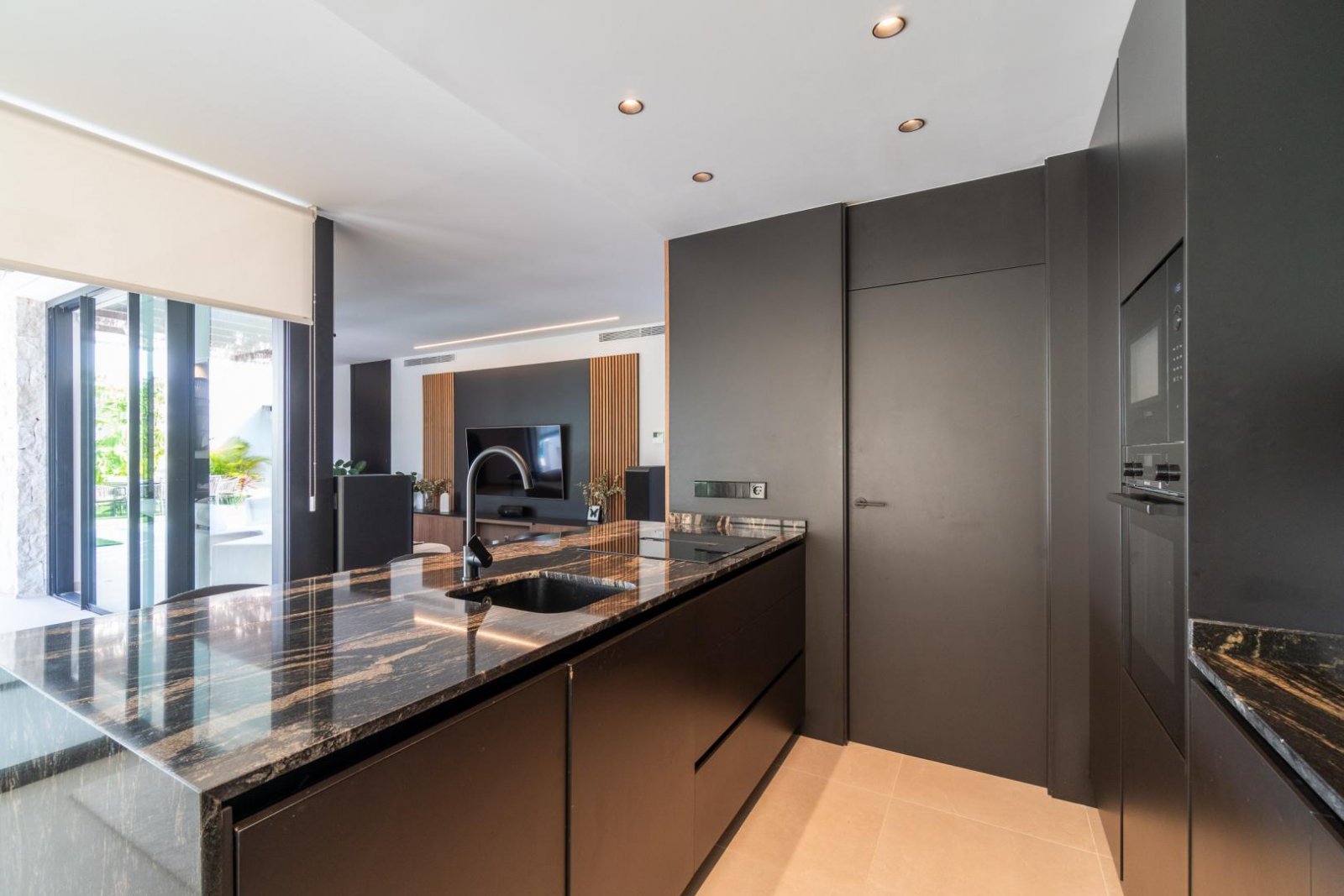 Comfortable villa for sale in the popular Los Balcones area in the city of Torrevieja.This modern villa with an area of 127 m2 and a plot of 412 m2 of