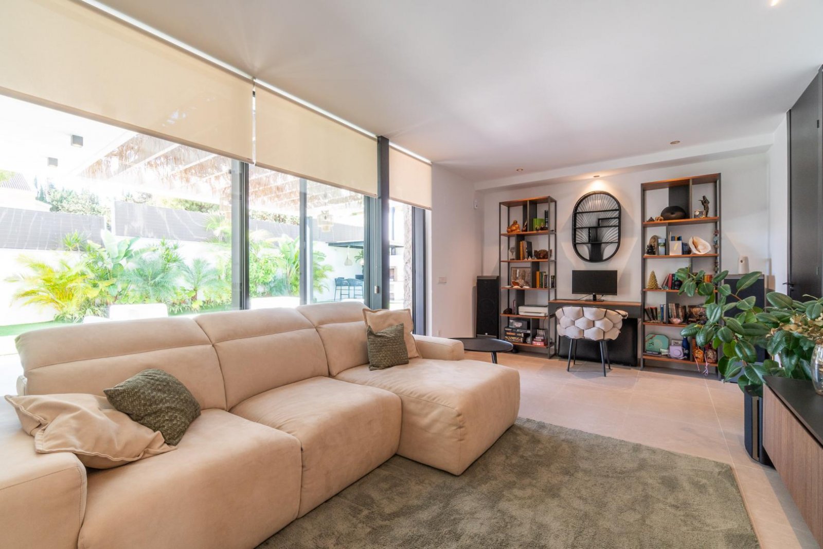 Comfortable villa for sale in the popular Los Balcones area in the city of Torrevieja.This modern villa with an area of 127 m2 and a plot of 412 m2 of