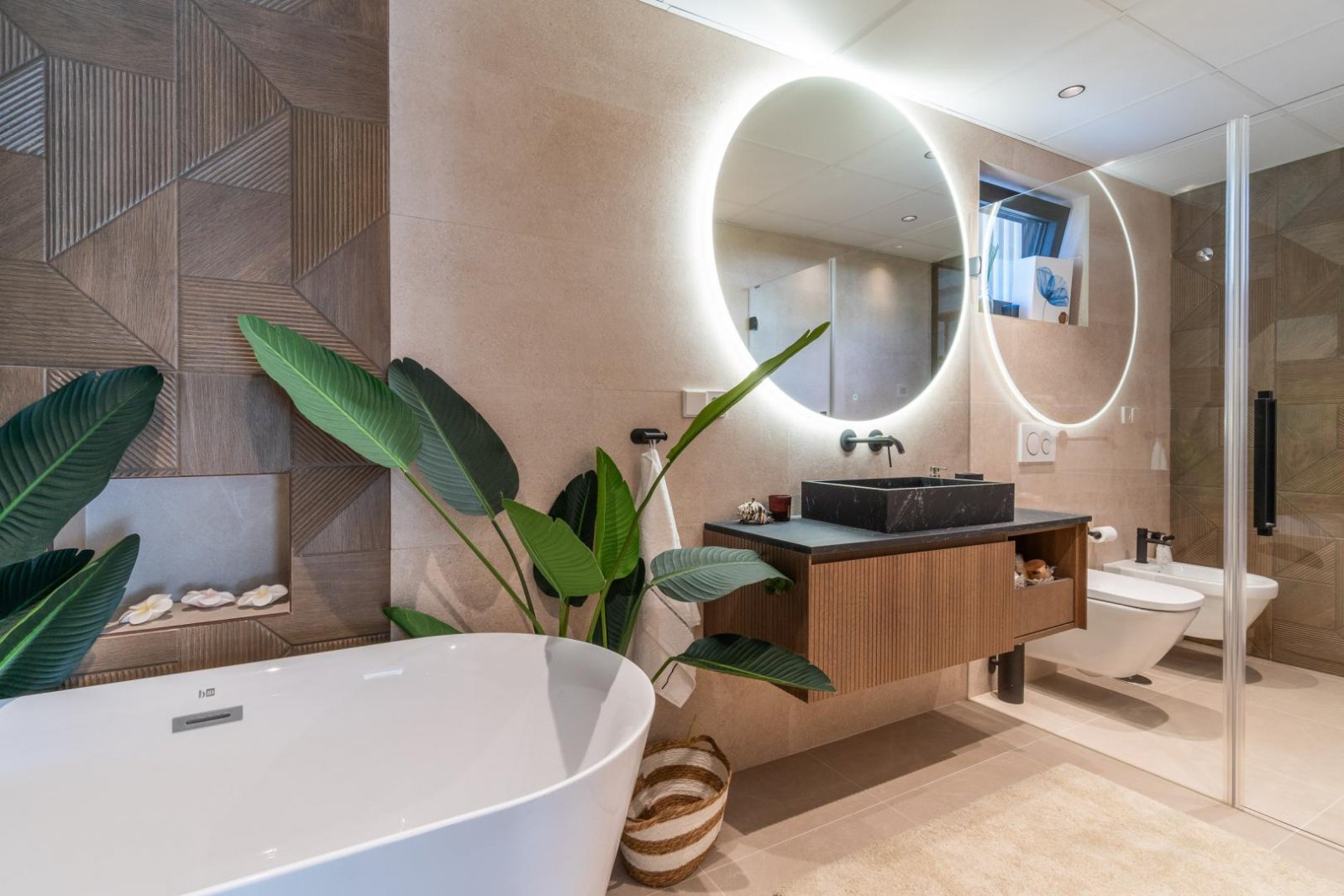 Comfortable villa for sale in the popular Los Balcones area in the city of Torrevieja.This modern villa with an area of 127 m2 and a plot of 412 m2 of