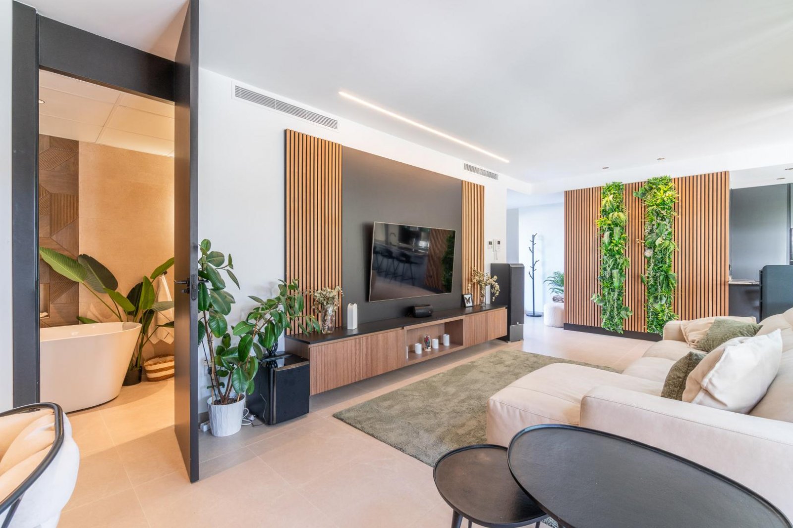 Comfortable villa for sale in the popular Los Balcones area in the city of Torrevieja.This modern villa with an area of 127 m2 and a plot of 412 m2 of