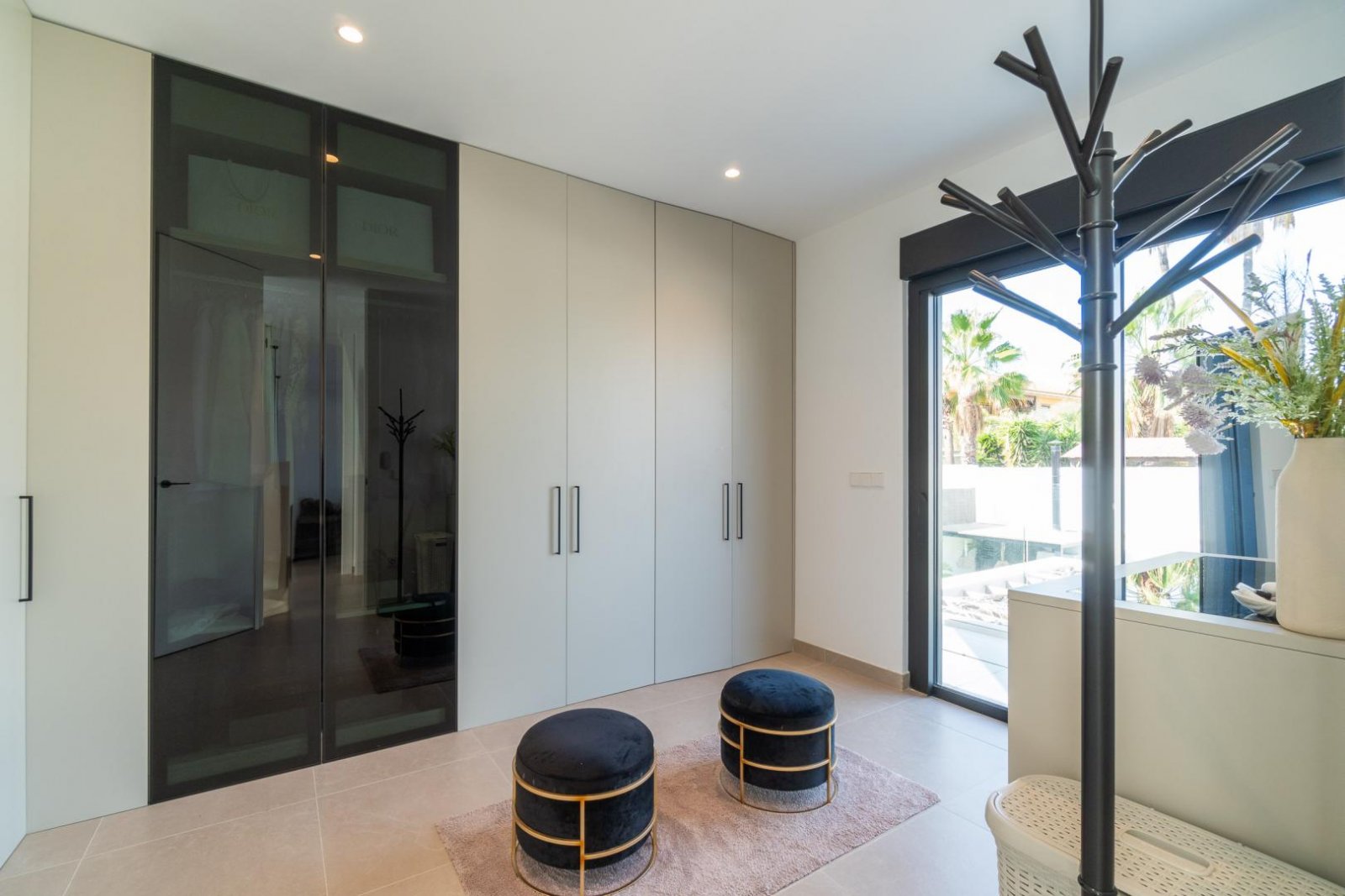 Comfortable villa for sale in the popular Los Balcones area in the city of Torrevieja.This modern villa with an area of 127 m2 and a plot of 412 m2 of