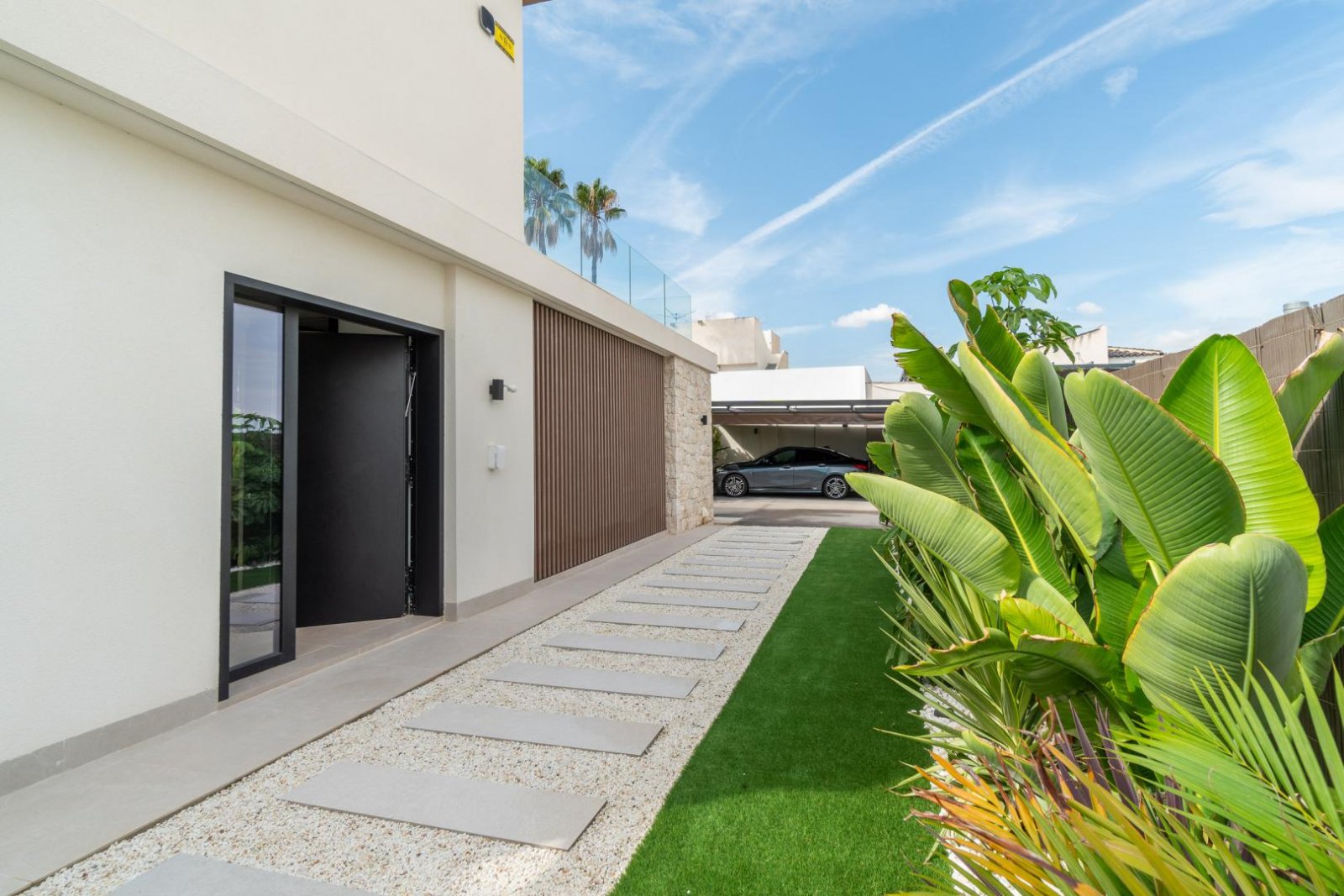 Comfortable villa for sale in the popular Los Balcones area in the city of Torrevieja.This modern villa with an area of 127 m2 and a plot of 412 m2 of