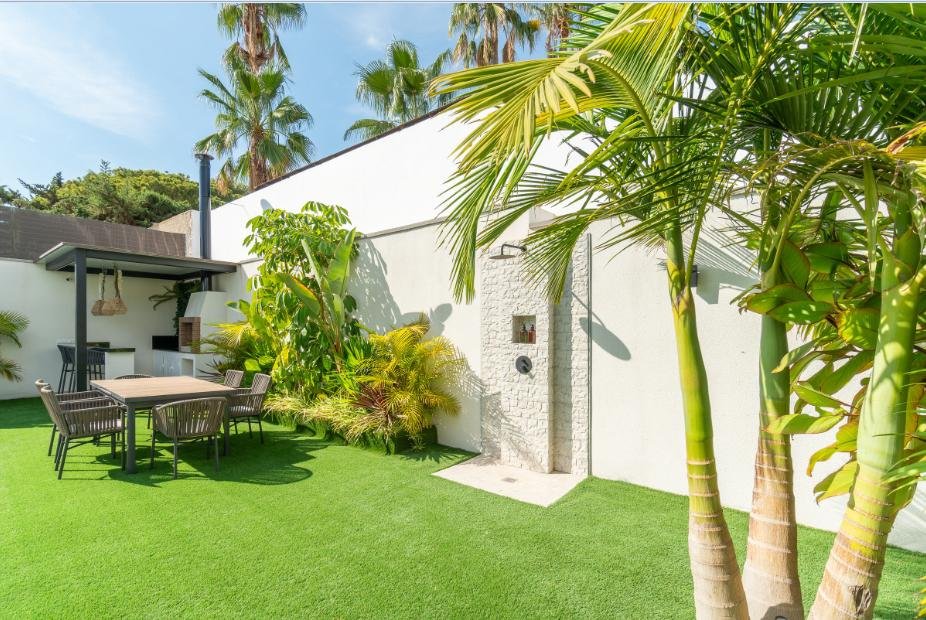 Comfortable villa for sale in the popular Los Balcones area in the city of Torrevieja.This modern villa with an area of 127 m2 and a plot of 412 m2 of