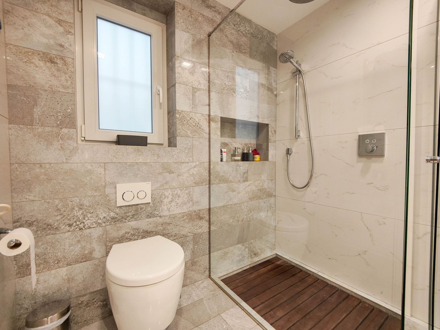 Torrevieja: We present an apartment in the city of Torrevieja, in the central area. Torrevieja is a popular Spanish resort town and municipality in the province o 