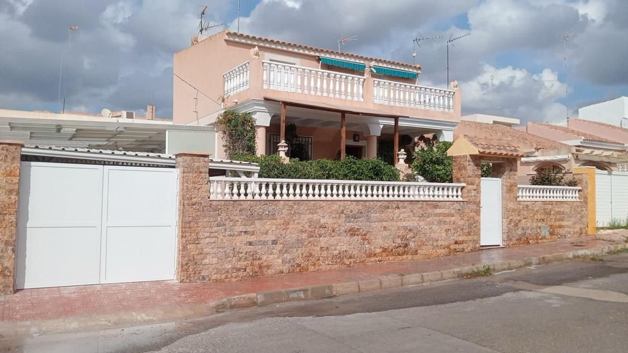 Introducing a cozy house, just 500 meters from the sea in the city of Puerto de MazarrónThe house has an area of 202 m², on a plot of 312 m². The hous