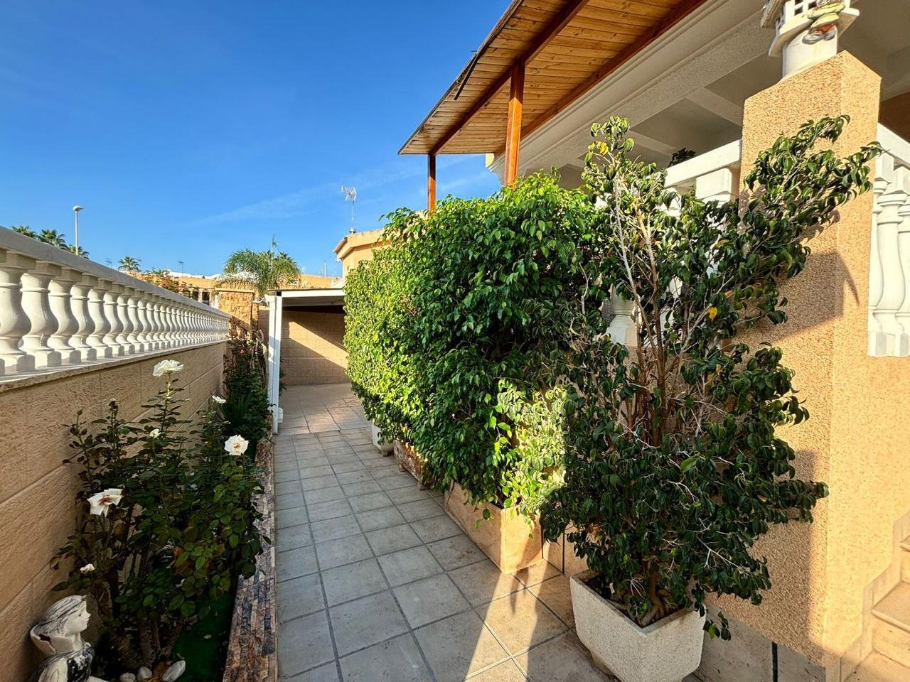 Introducing a cozy house, just 500 meters from the sea in the city of Puerto de MazarrónThe house has an area of 202 m², on a plot of 312 m². The hous