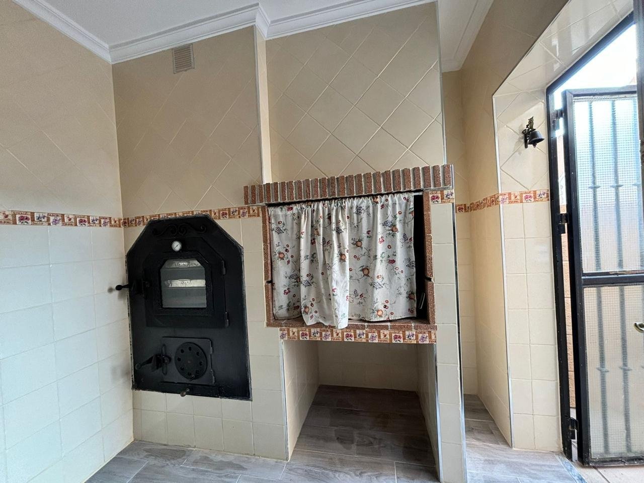 Introducing a cozy house, just 500 meters from the sea in the city of Puerto de MazarrónThe house has an area of 202 m², on a plot of 312 m². The hous