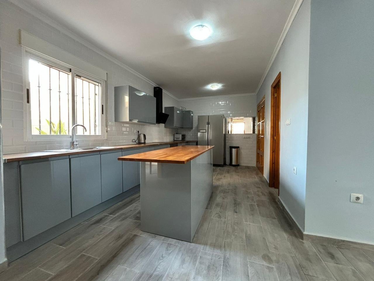 Introducing a cozy house, just 500 meters from the sea in the city of Puerto de MazarrónThe house has an area of 202 m², on a plot of 312 m². The hous