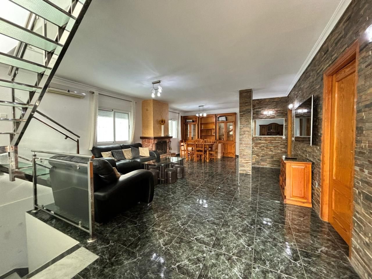 Introducing a cozy house, just 500 meters from the sea in the city of Puerto de MazarrónThe house has an area of 202 m², on a plot of 312 m². The hous