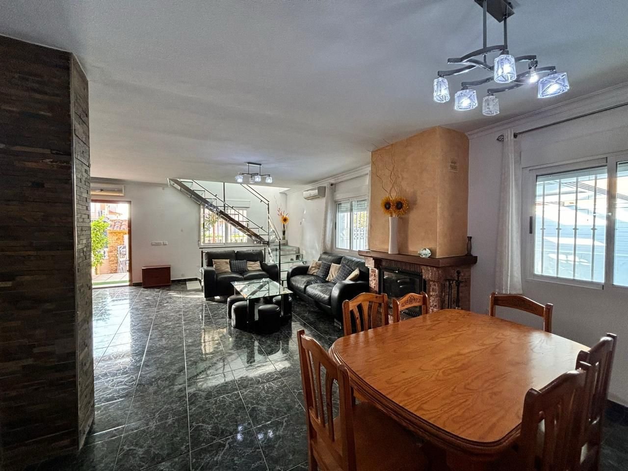 Introducing a cozy house, just 500 meters from the sea in the city of Puerto de MazarrónThe house has an area of 202 m², on a plot of 312 m². The hous