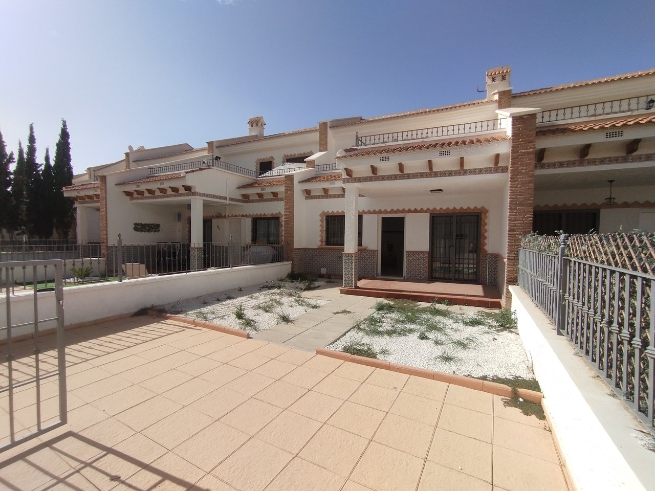 San Miguel de Salinas: BEAUTIFUL refurbished townhouse in a lovely urbanization just outside San Miguel de Salinas. As you enter the property, you are welcomed with a large  