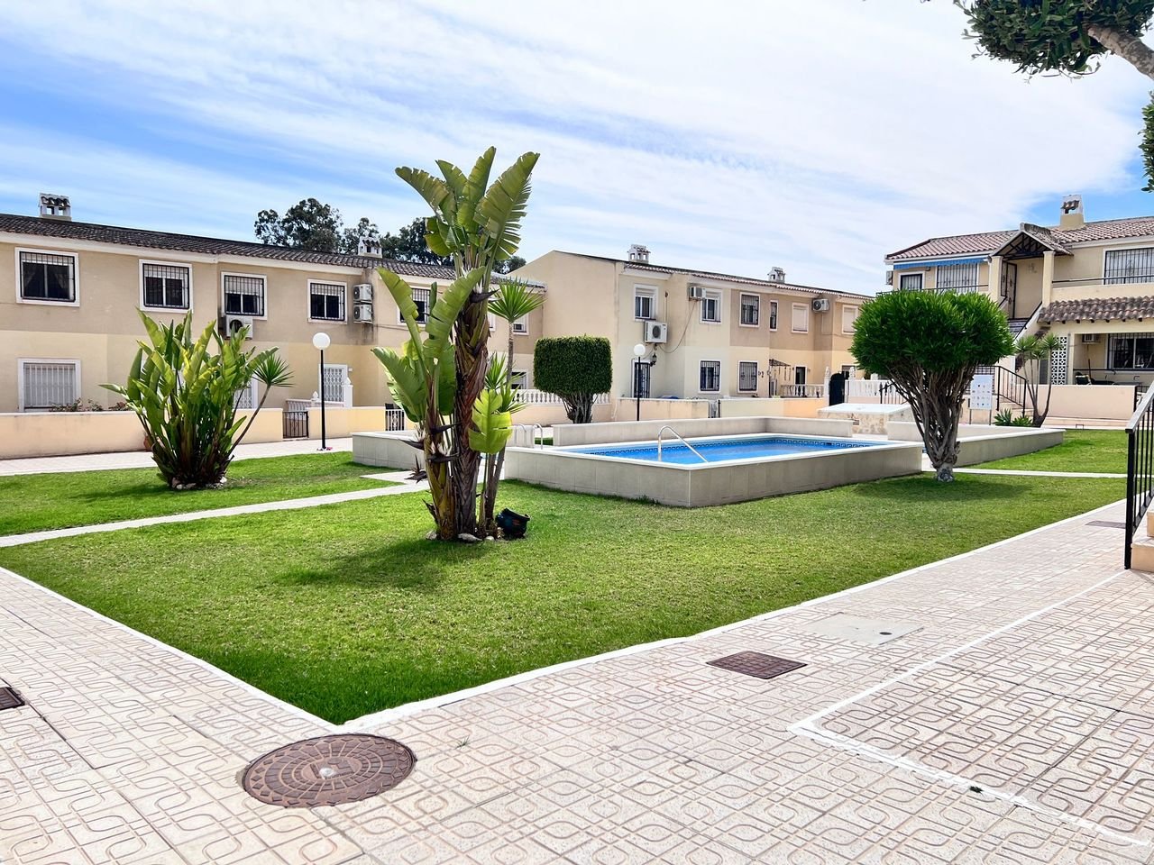 Orihuela Costa: This charming top-floor apartment, featuring 2 bedrooms and 1 bathroom, is situated in the popular Lomas Del Golf community in Villamartin. Just a sho 