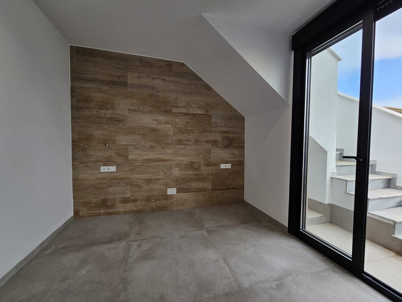 BUY THIS RESALE DIRECT from the owner this brand new Penthouse apartment located just a 3 minute walk from the heart of San Pedro del Pinatar and a fe