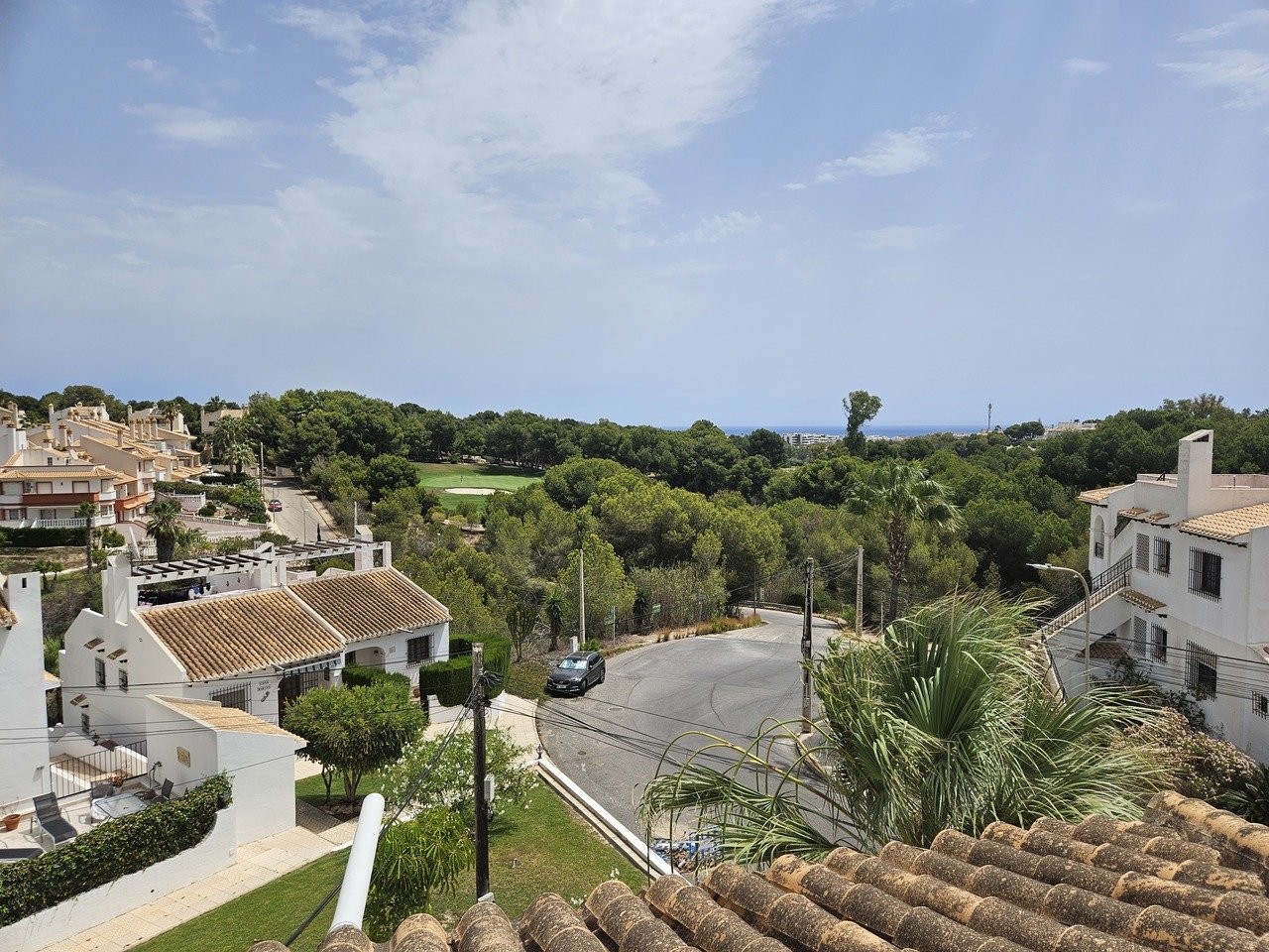 Well presented traditional style Penthouse apartment in the popular area of Verdemar III, Villamartin with private solarium boasting spectacular views