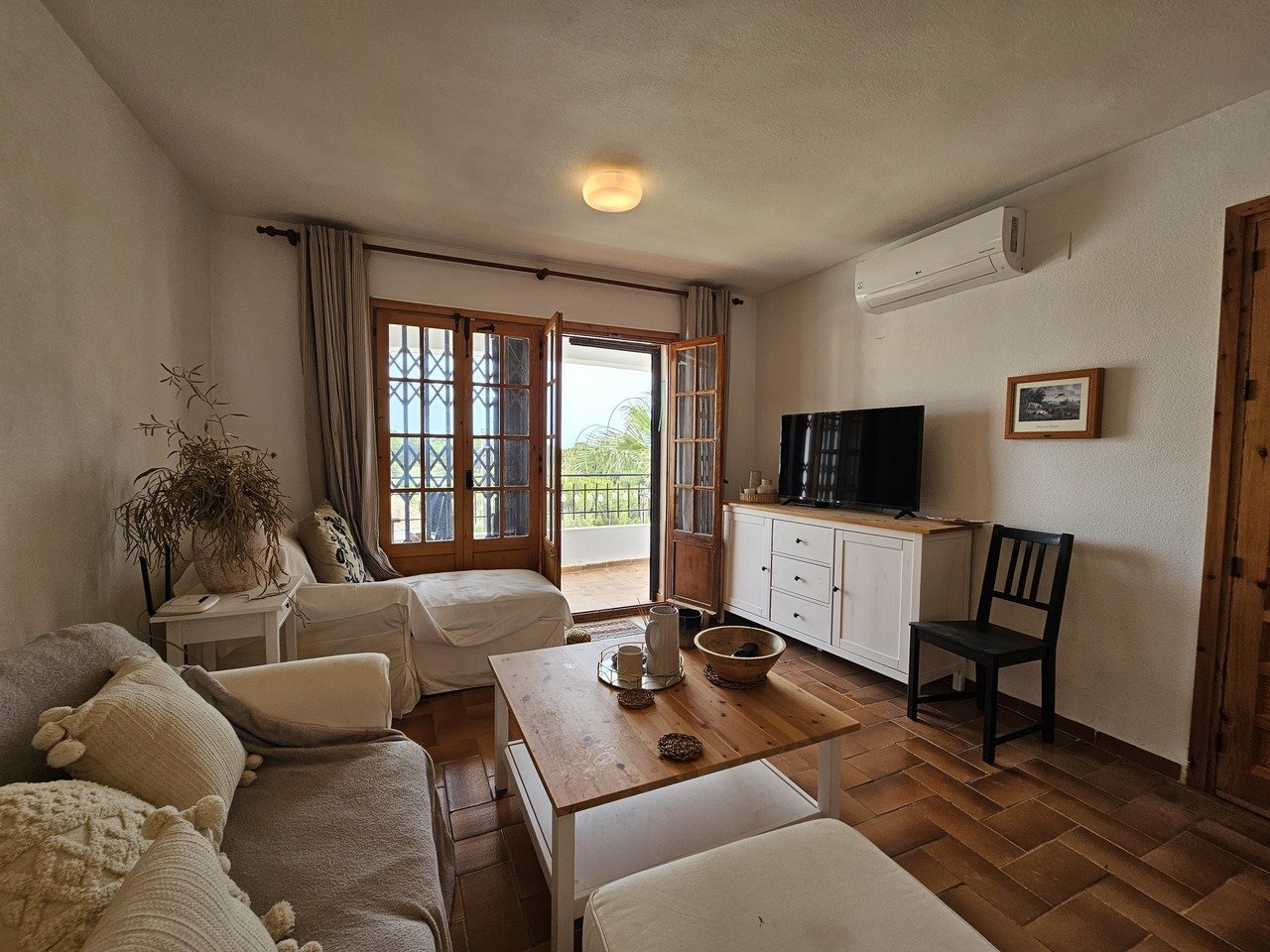 Well presented traditional style Penthouse apartment in the popular area of Verdemar III, Villamartin with private solarium boasting spectacular views