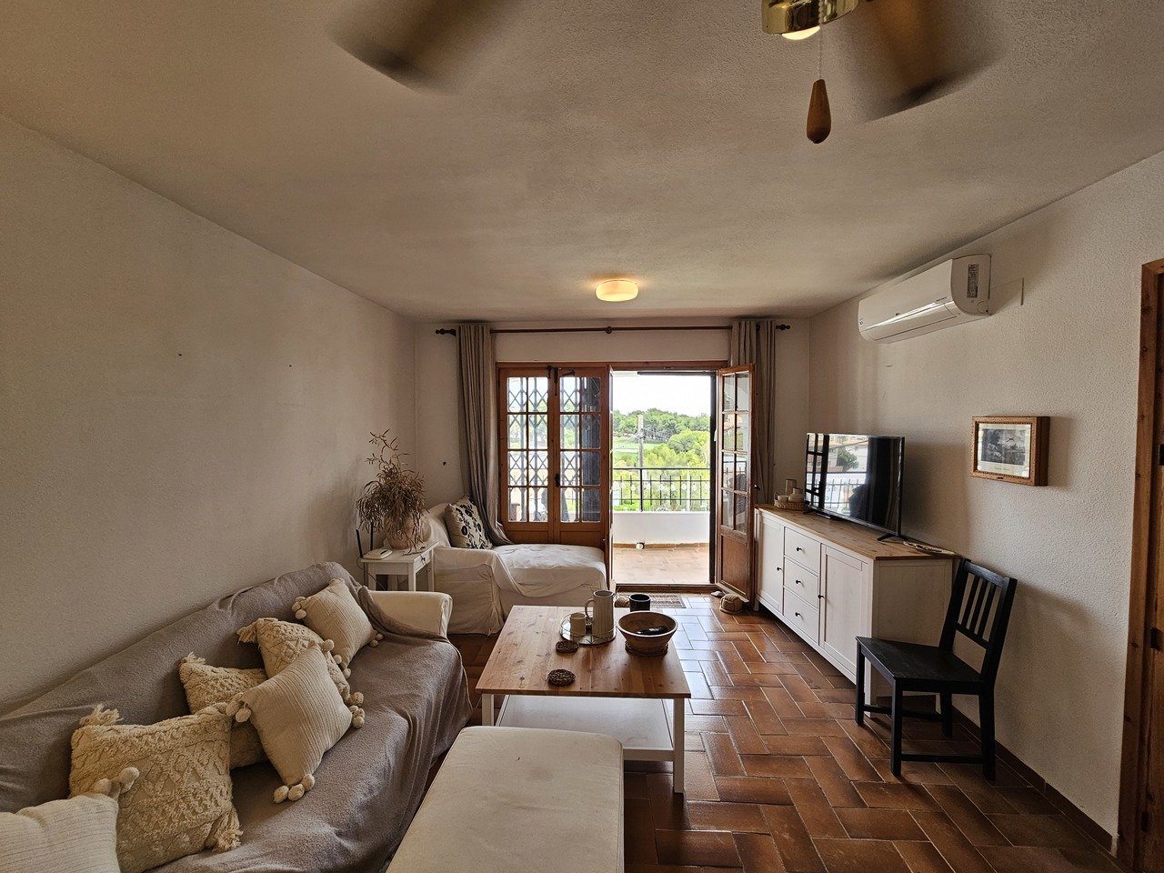 Well presented traditional style Penthouse apartment in the popular area of Verdemar III, Villamartin with private solarium boasting spectacular views