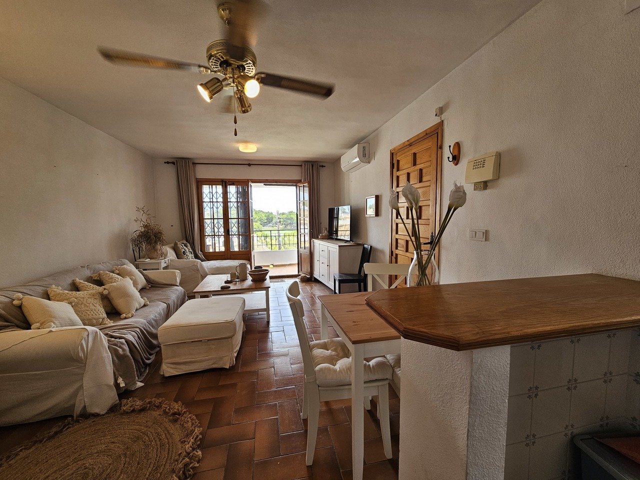 Well presented traditional style Penthouse apartment in the popular area of Verdemar III, Villamartin with private solarium boasting spectacular views