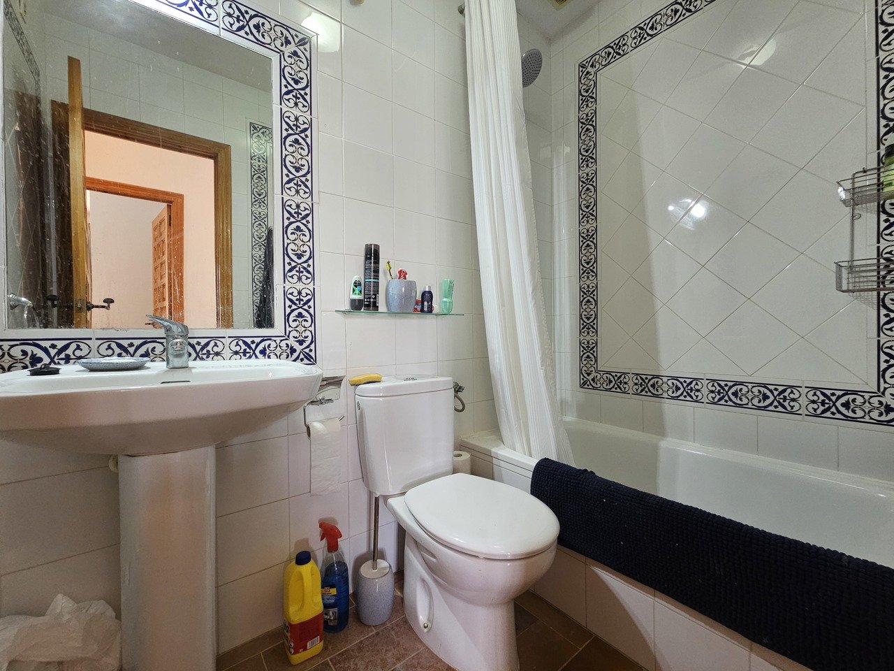 Well presented traditional style Penthouse apartment in the popular area of Verdemar III, Villamartin with private solarium boasting spectacular views