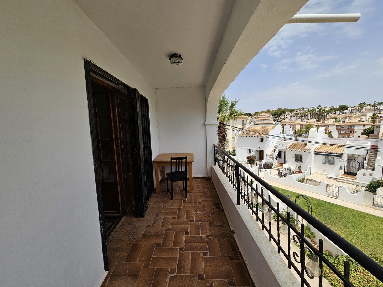 Well presented traditional style Penthouse apartment in the popular area of Verdemar III, Villamartin with private solarium boasting spectacular views