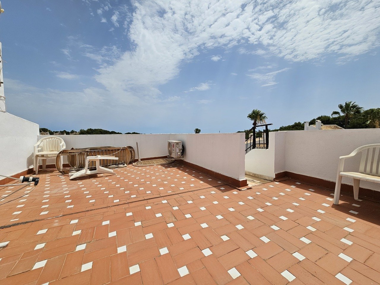 Well presented traditional style Penthouse apartment in the popular area of Verdemar III, Villamartin with private solarium boasting spectacular views