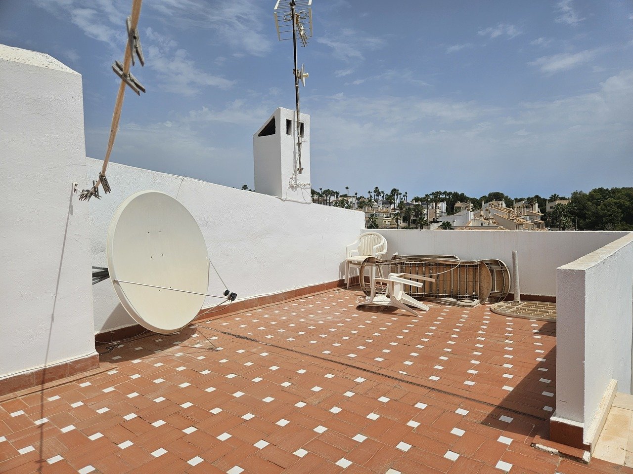 Well presented traditional style Penthouse apartment in the popular area of Verdemar III, Villamartin with private solarium boasting spectacular views