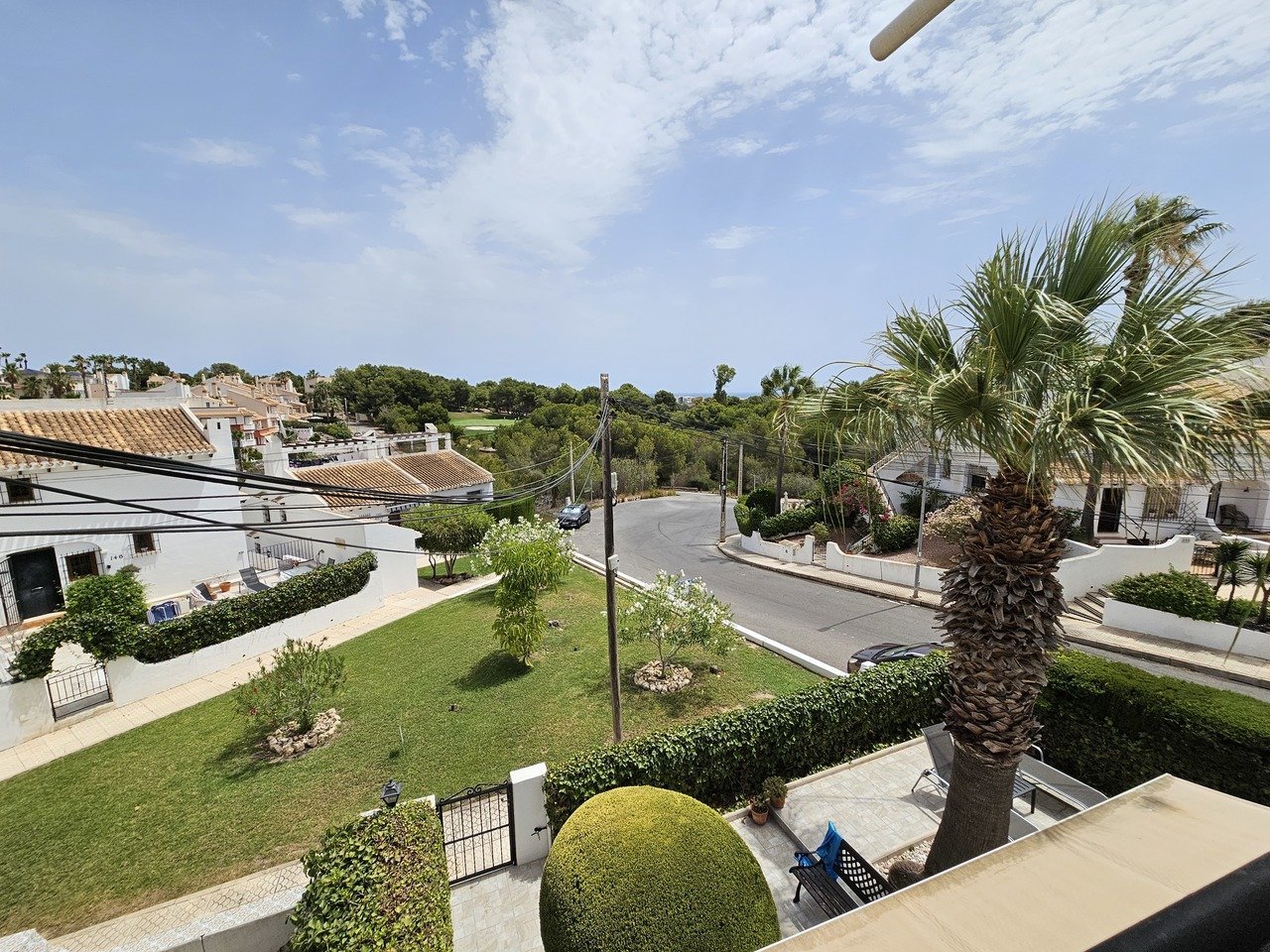 Well presented traditional style Penthouse apartment in the popular area of Verdemar III, Villamartin with private solarium boasting spectacular views
