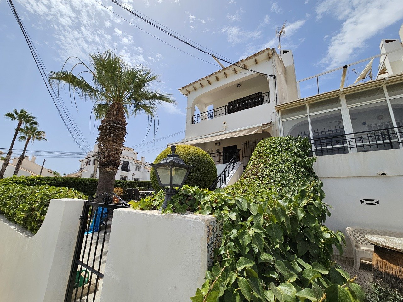 Well presented traditional style Penthouse apartment in the popular area of Verdemar III, Villamartin with private solarium boasting spectacular views