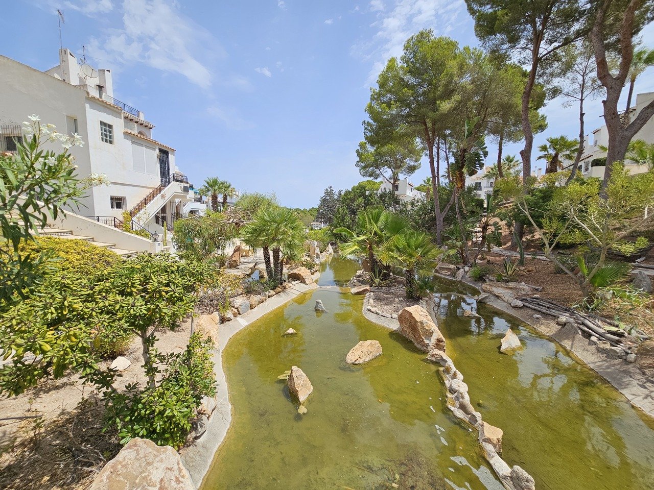 Well presented traditional style Penthouse apartment in the popular area of Verdemar III, Villamartin with private solarium boasting spectacular views