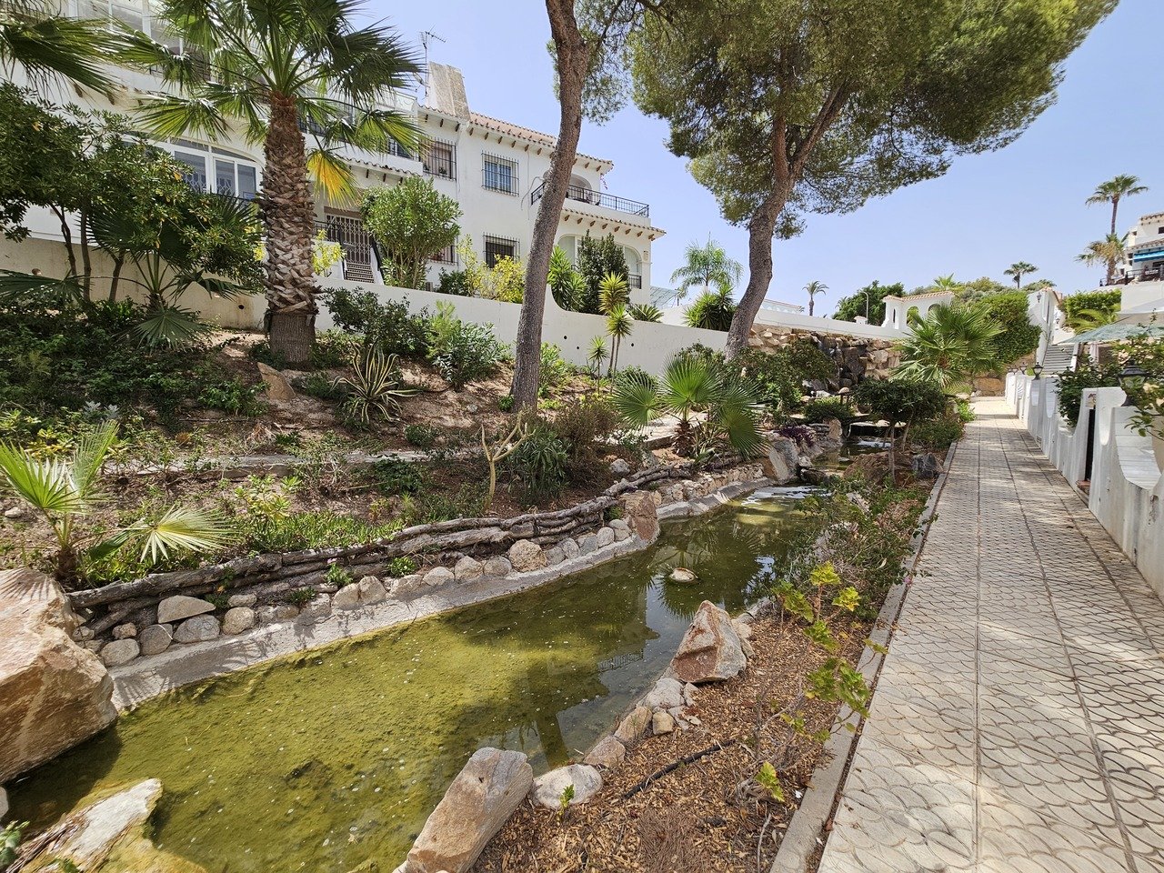 Well presented traditional style Penthouse apartment in the popular area of Verdemar III, Villamartin with private solarium boasting spectacular views