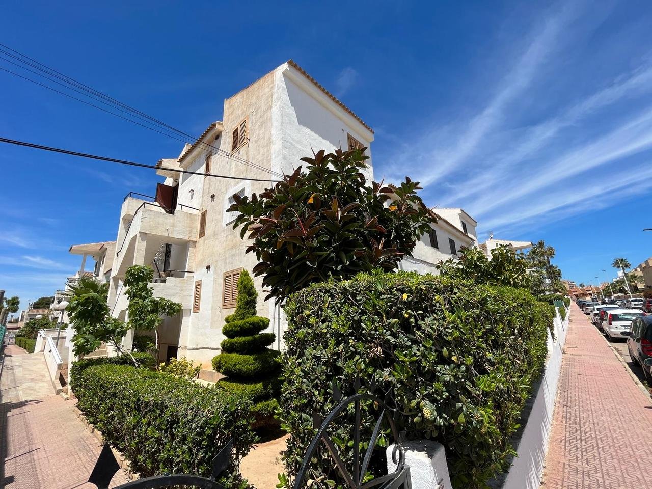 Torrevieja: Welcome to your dream coastal retreat in the vibrant neighborhood of Los Frutales, Agua Nuevas, Torrevieja! Nestled in the heart of this charming comm 