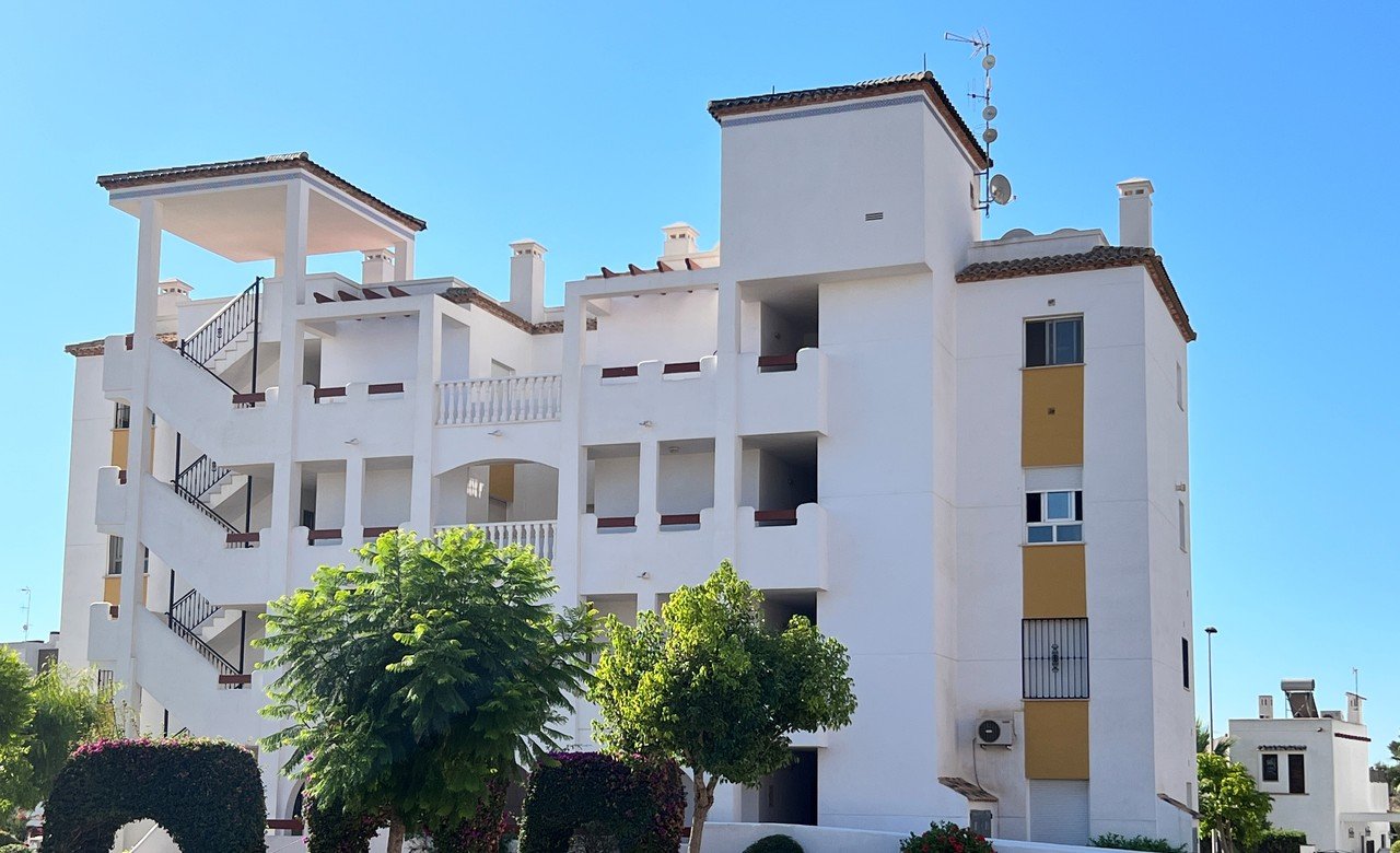 Orihuela Costa: Location location location!

Quality 2nd floor apartment located next to the Centre commercial Le Fuente with all its amenities, bars restaurants, sup 