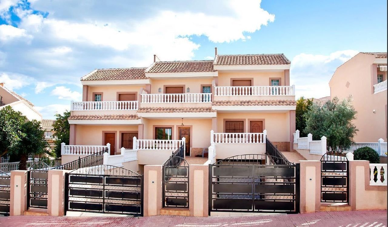 Orihuela Costa: Located in Los Altos, (Next Los Balcones).
Property built on a 140 m2 mid terrace plot, with a total constructed area of 162 m2, distributed on 2 floo 